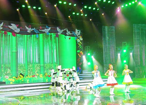 北京2013年央視少兒春晚舞台糟老头子破解版黄台 北京2013年央視少兒春晚舞台糟老头子破解版黄台